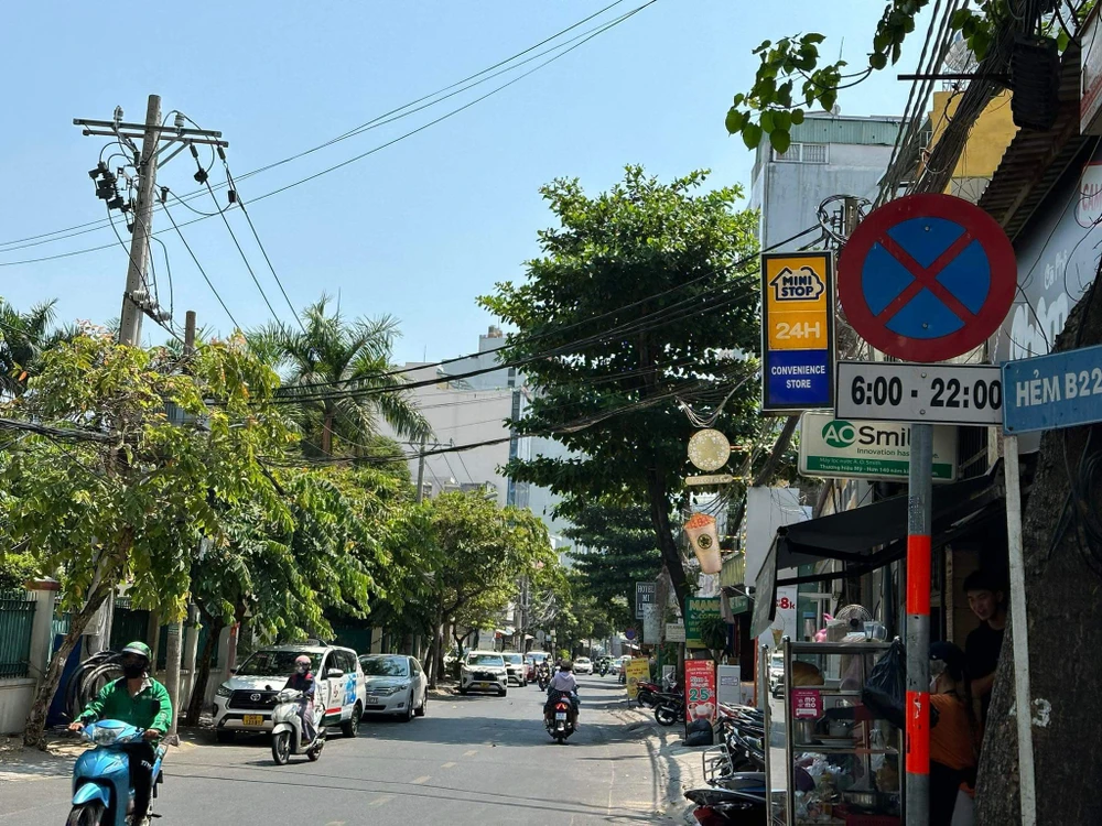 Các tuyến đường xung quanh khu vực sân bay Tân Sơn Nhất đều có biển cấm dừng, đỗ xe trong khung giờ quy định. xe taxi