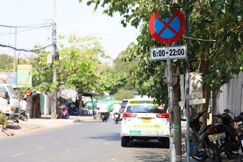 Nhiều xe taxi vẫn dừng, đỗ không đúng quy định bất chấp biển cấm. xe-taxi-14.jpg