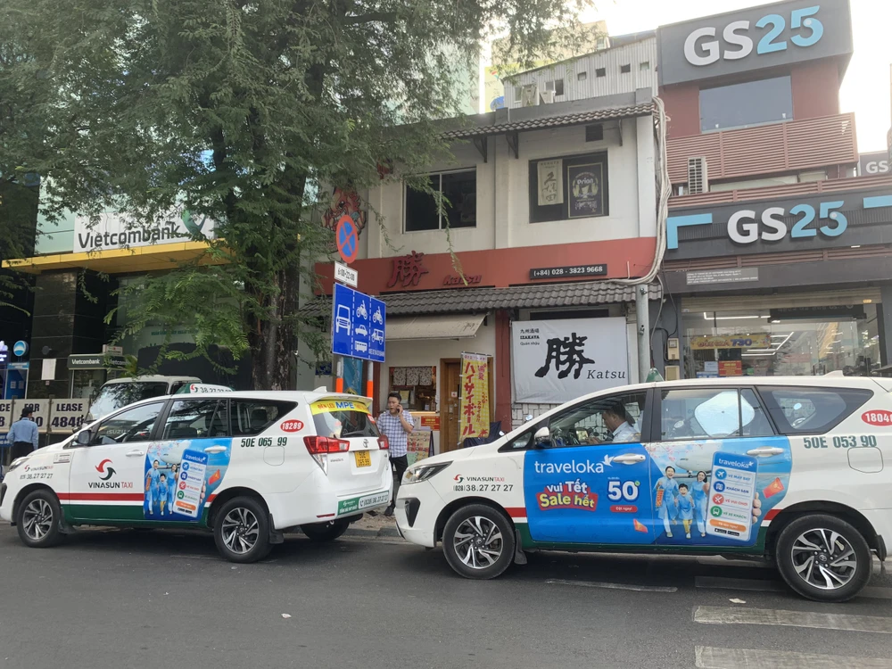 Tương tự, xe taxi dừng, đỗ dưới biển cấm trên đường Lê Thánh Tôn (quận 1). xe-taxi-5.jpg