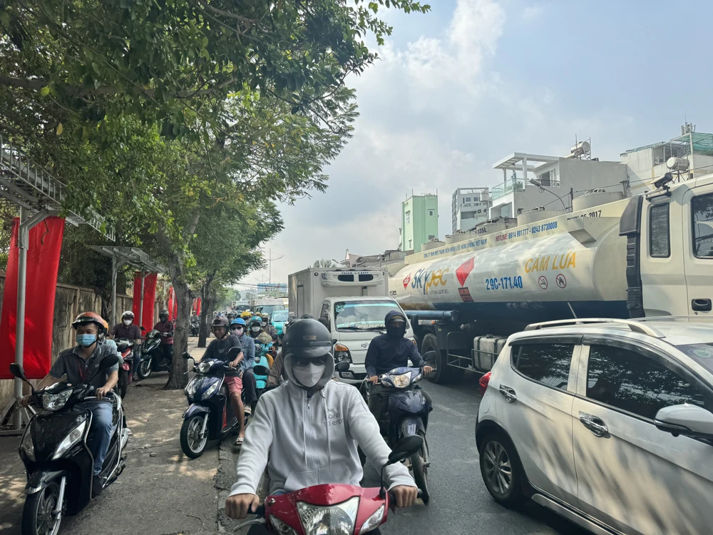 Nhiều người cho biết ùn ứ vào giờ trưa không thường xuyên xảy ra. un-u-117.jpg