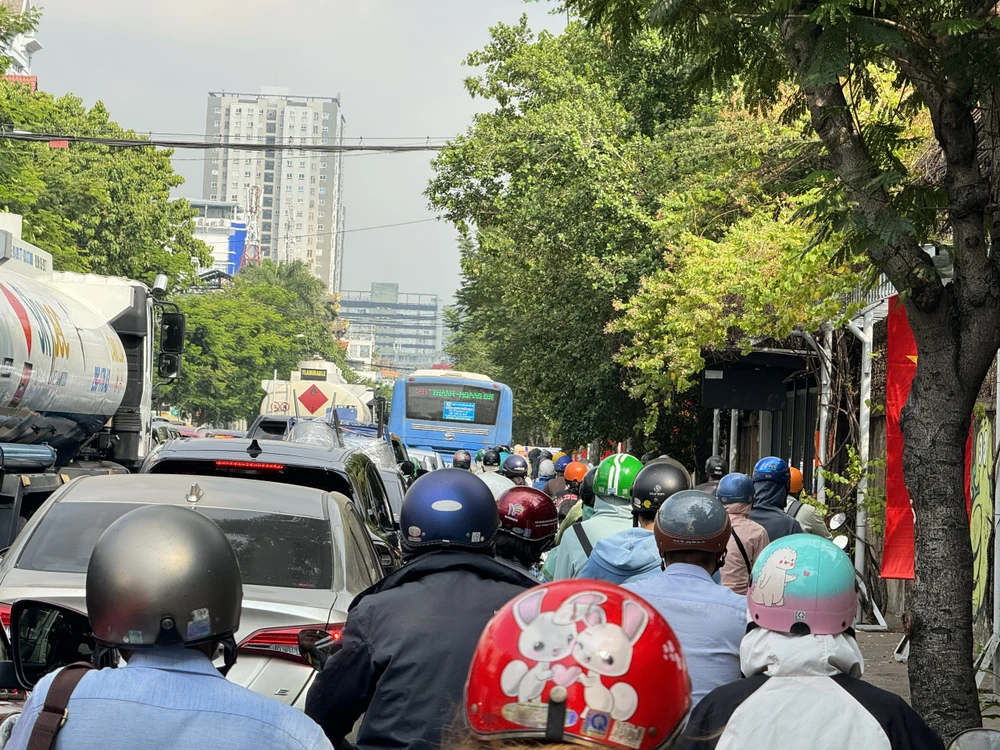 Ùn ứ nhiều km trên đường Nguyễn Tất Thành. un-u-119.jpg