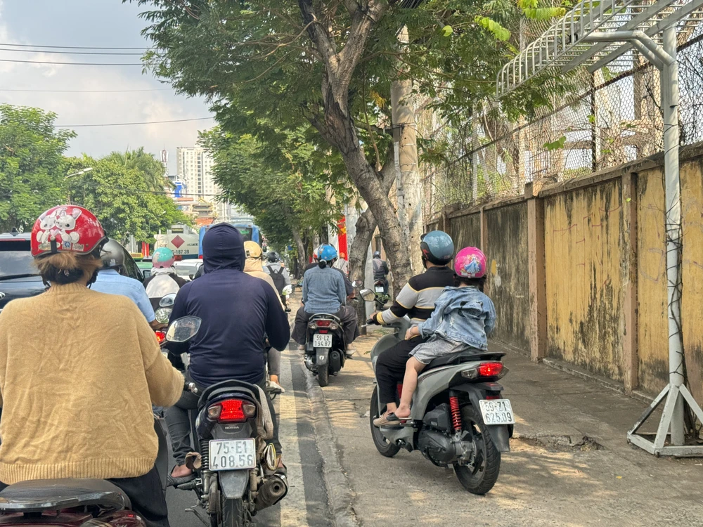 Nhiều xe máy phải leo lên vỉa hè. un-u-121.jpg