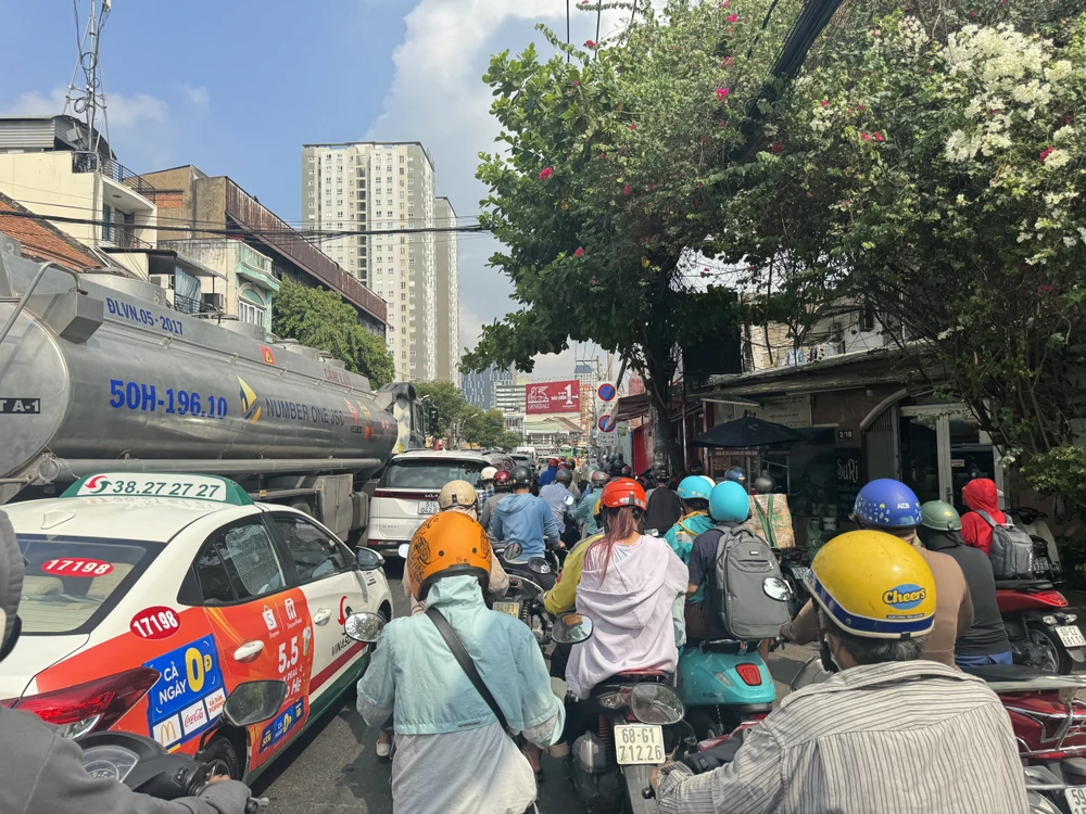 Ùn ứ nhiều km trên đường Nguyễn Tất Thành ùn ứ