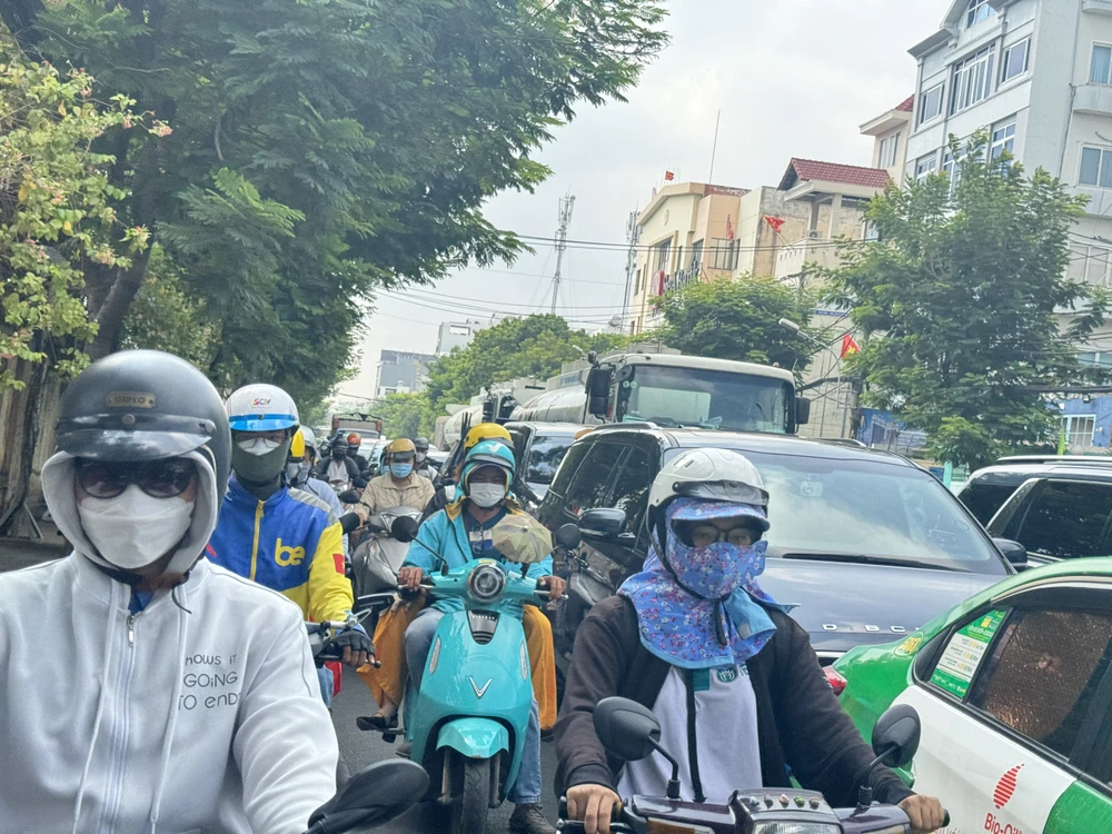 Nhiều người trễ giờ làm vì đường kẹt cứng. un-u-126.jpg
