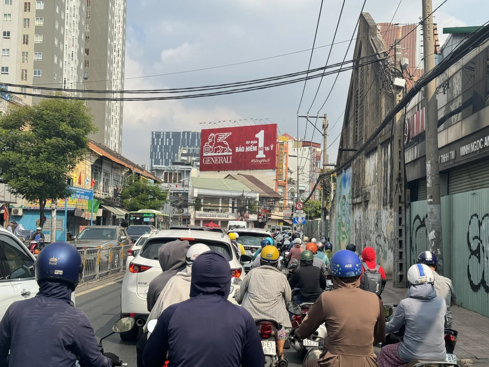 Các phương tiện nhích từng chút một. un-u-128.jpg