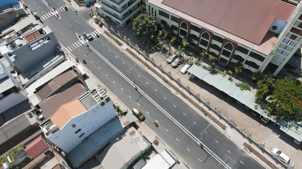 Đường Tạ Quang Bửu hiện hữu khang trang hơn. Ảnh: NHƯ NGỌC duong-ta-quang-buu-0.JPG