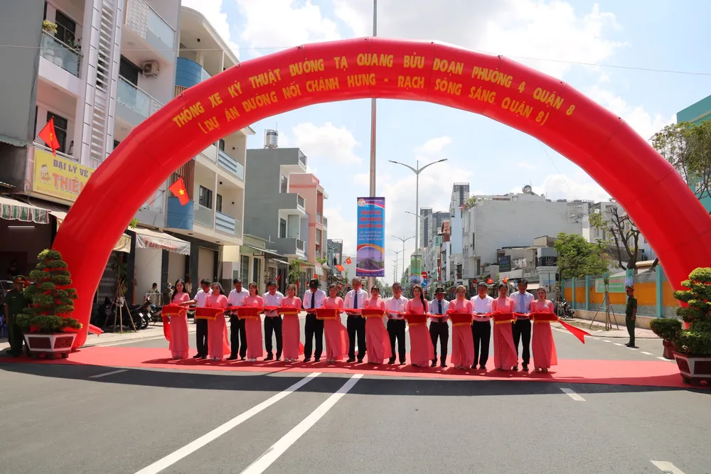 Lãnh đạo TP cùng các đơn vị liên quan cắt băng khánh thành thông xe kỹ thuật đường Tạ Quang Bửu. Ảnh: NHƯ NGỌC duong-ta-quang-buu-1.jpg