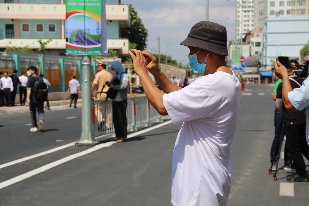 Người dân vui mừng, phấn khởi. Ảnh: NHƯ NGỌC duong-ta-quang-buu.jpg