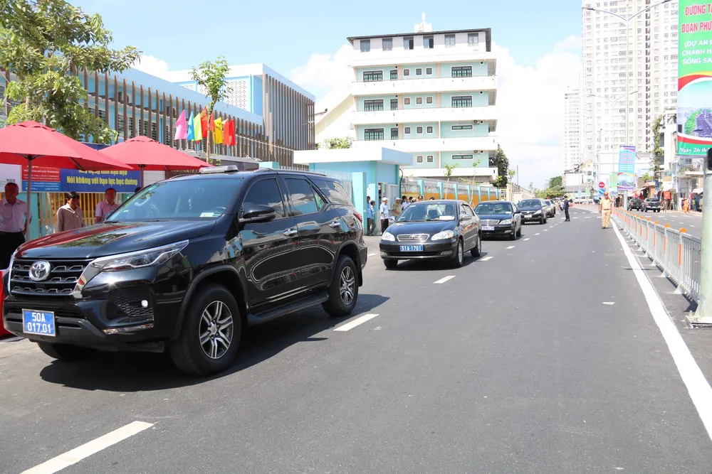 Các phương tiện đã được lưu thông qua tuyến đường. Ảnh: NHƯ NGỌC duong-ta-quang-buu-7.jpg