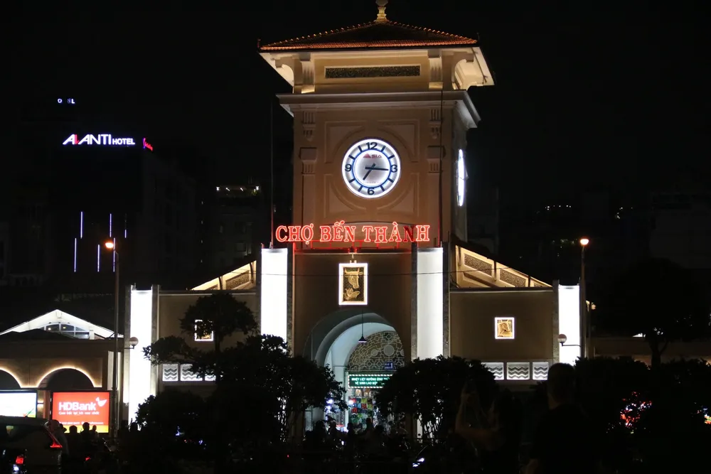 Ánh sáng của chợ Bến Thành về đêm chưa thật sự thu hút. chiếu sáng thông minh ở TP.HCM