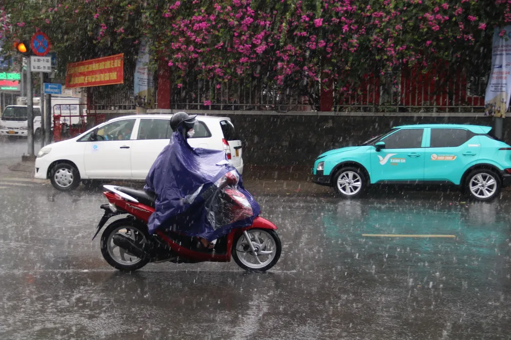 Mưa ở quận Tân Phú bắt đầu từ lúc 12 giờ 30, sau đó lớn dần. mua-1.jpg
