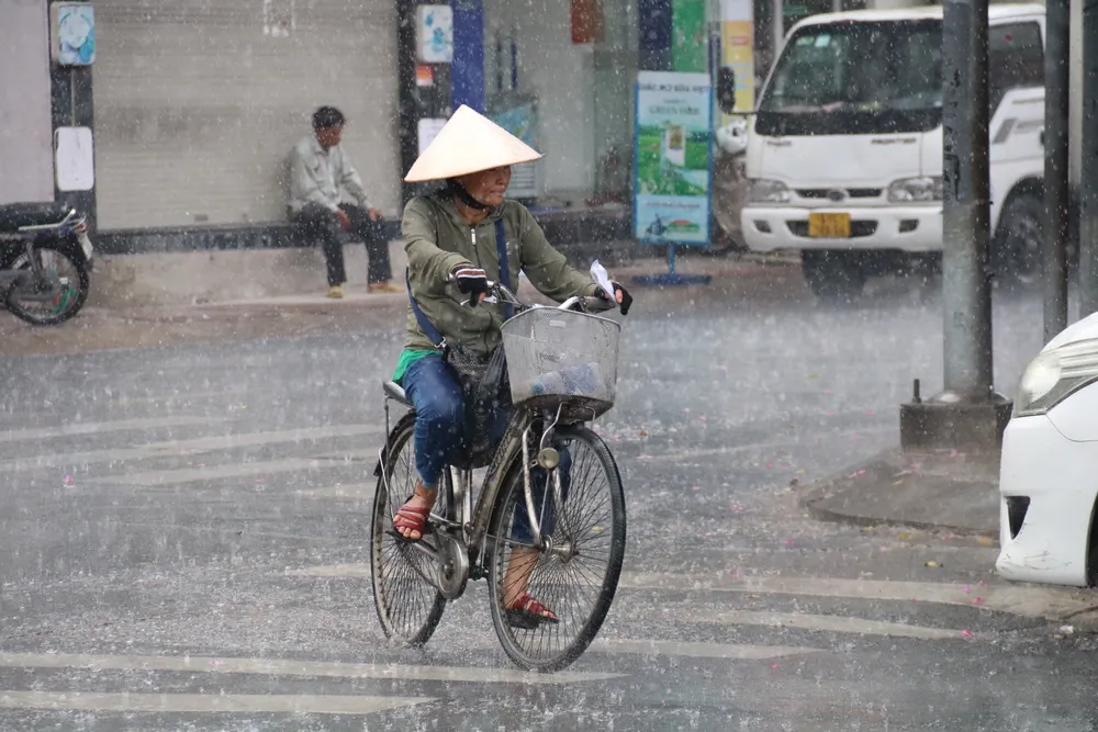 Mưa lớn ở Tân Phú làm nhiều người đi đường ướt sũng. Mưa lớn xuất hiện giữa trưa, người dân ở TP.HCM 'không kịp trở tay'
