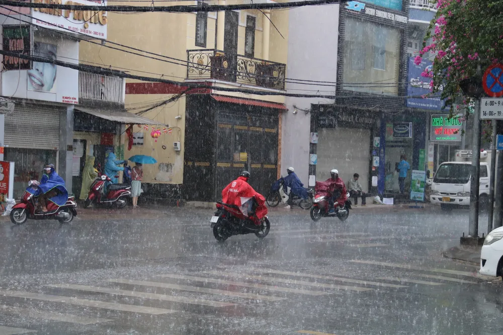 Nhiều người trú mưa bên đường. mua-4.jpg