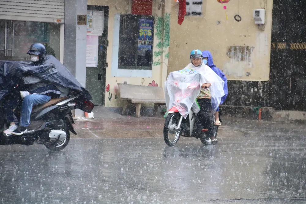 Cơn mưa bất chợt ở nhiều khu vực TP.HCM. mua-7.jpg