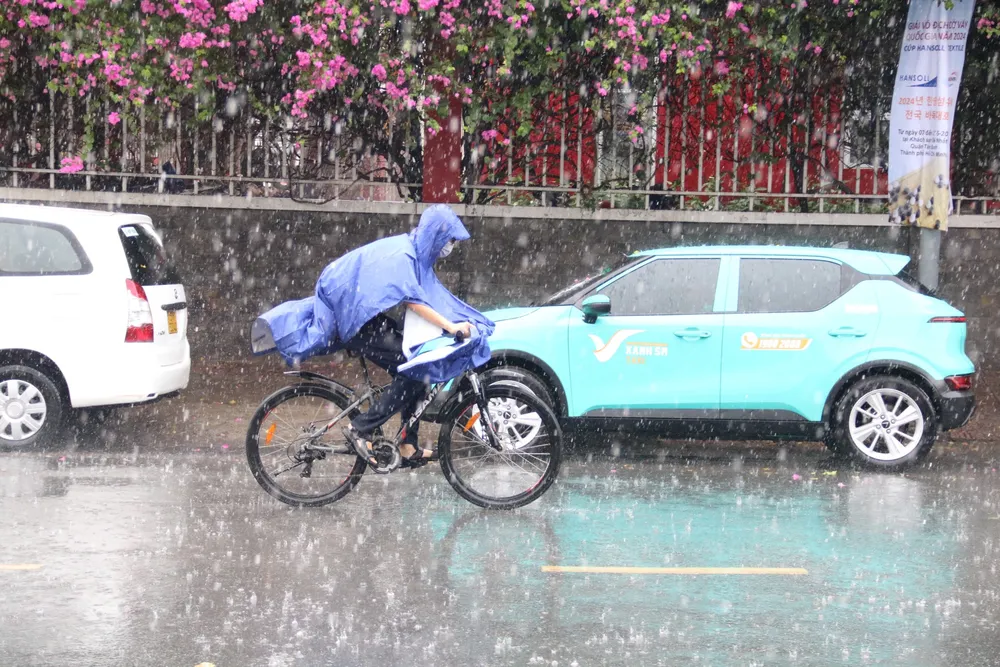 Nhiều người kịp trang bị áo mưa. mua-9.jpg
