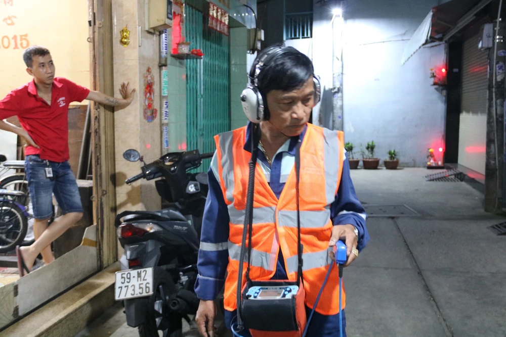 Công việc dò tìm ống nước bể cần tập trung cao độ để phân biệt các âm thanh dưới lòng đất. ong-nuoc-be-5.jpg