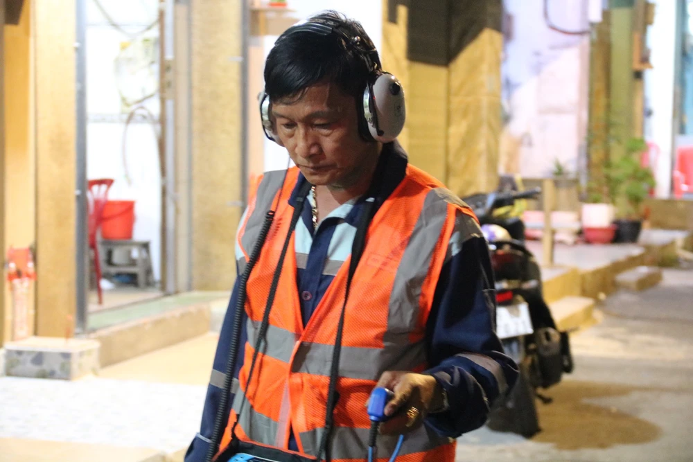 Ông Ngô Văn Gất, người có tuổi nghề hơn 27 năm. ong-nuoc-be-6.jpg