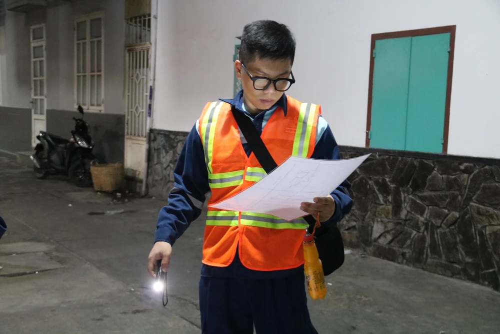 Anh Trần Đăng Khoa, người có tuổi đời lẫn tuổi nghề khá nhỏ. ong-nuoc-be.jpg