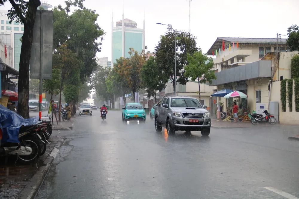 Cơn mưa lớn trên đường Đinh Tiên Hoàng, quận 1 vào lúc 13 giờ. mưa