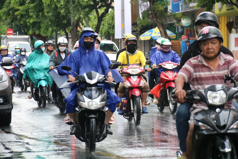 Các phương tiện di chuyển chậm trên đường Đinh Tiên Hoàng, quận 1 vì đường trơn. mua-31.jpg