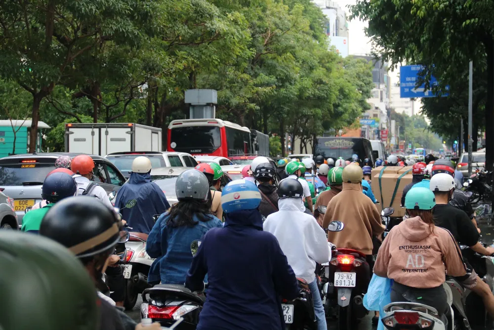 Ùn ứ cục bộ trên đường Võ Thị Sáu. mua-34.jpg