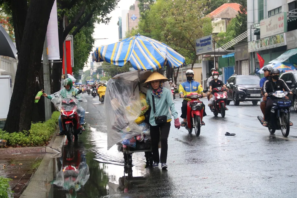 Người lao động gặp nhiều vất vả. mua-35.jpg