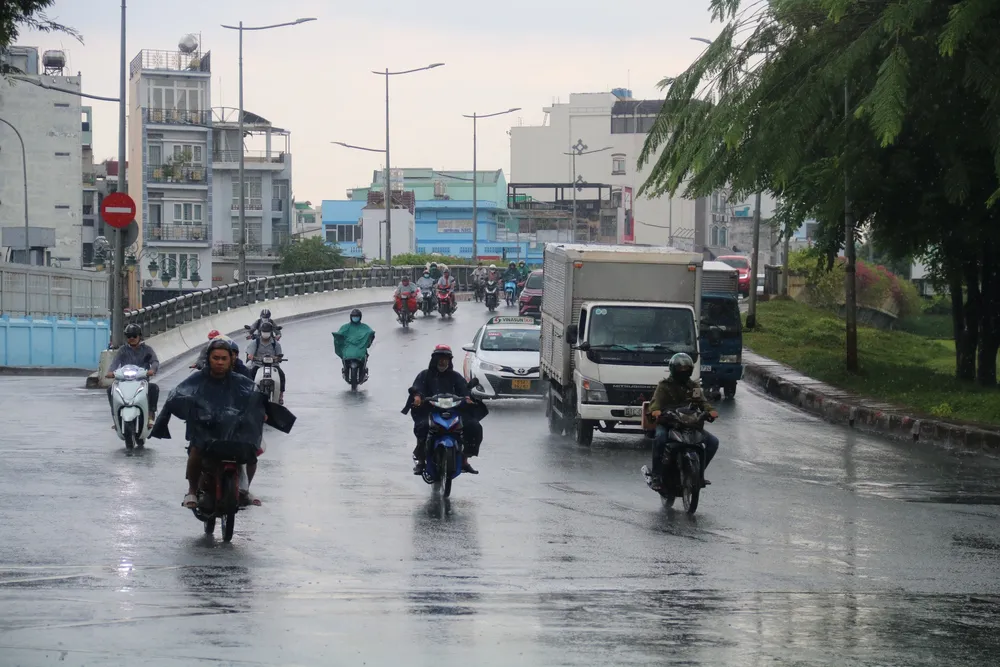 Mưa nặng hạt tại khu vực cầu Ông Buông 2, quận 6. mua-37.jpg