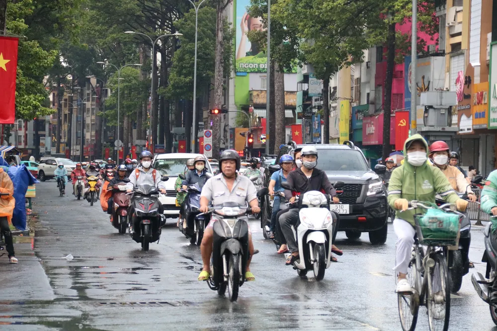 Đường Ba Tháng Hai đông đúc phương tiện sau cơn mưa. mua-38.jpg