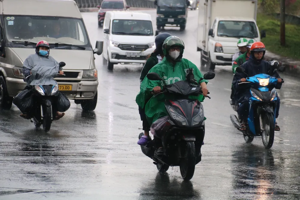 Mưa bất chợt khiến các phương tiện lưu thông vất vả. mua-39.jpg