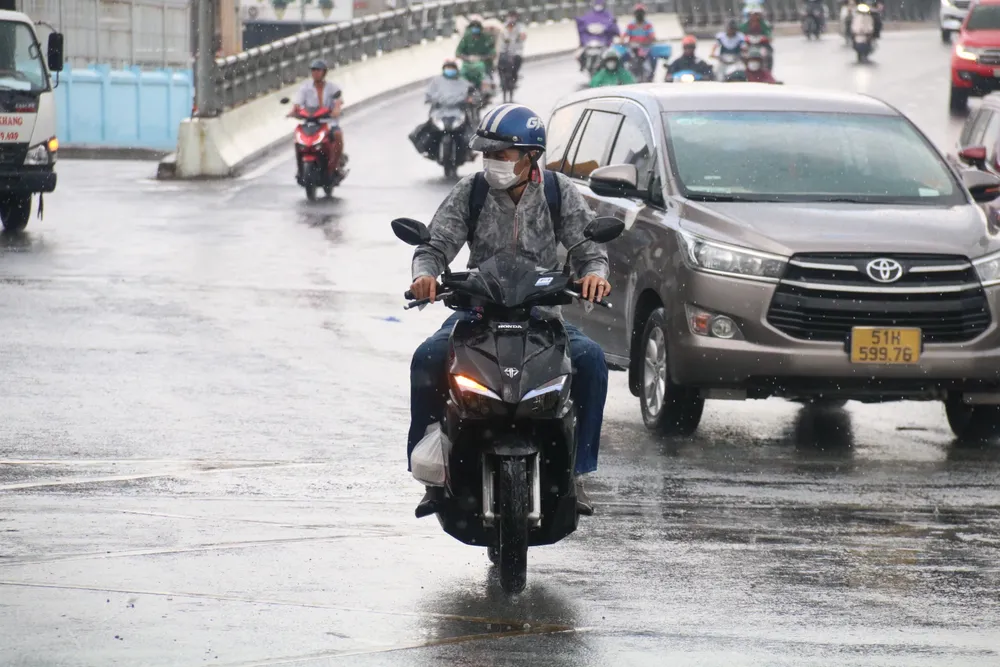 Mưa to trên đường Hồng Bàng, nhiều người đi đường không kịp mặc áo mưa. mua-40.jpg