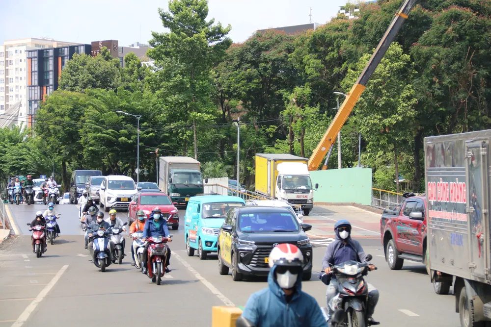 Các phương tiện đã lưu thông lên cầu. cau-vuot-tam-74.jpg