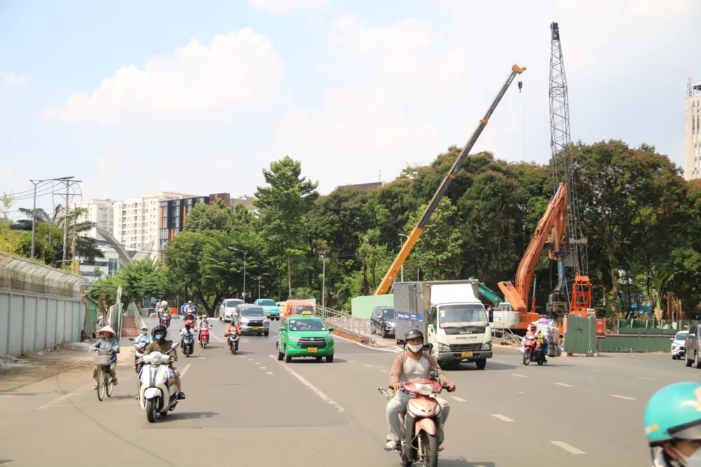 Cầu vượt tạm thứ hai đã chính thức thông xe. cầu vượt tạm