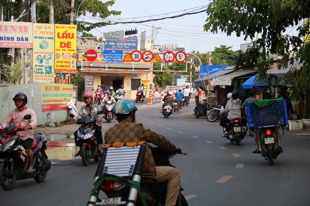 Các đoạn đường uốn lượn hạn chế tầm nhìn. duong-vuon-lai-14.jpg