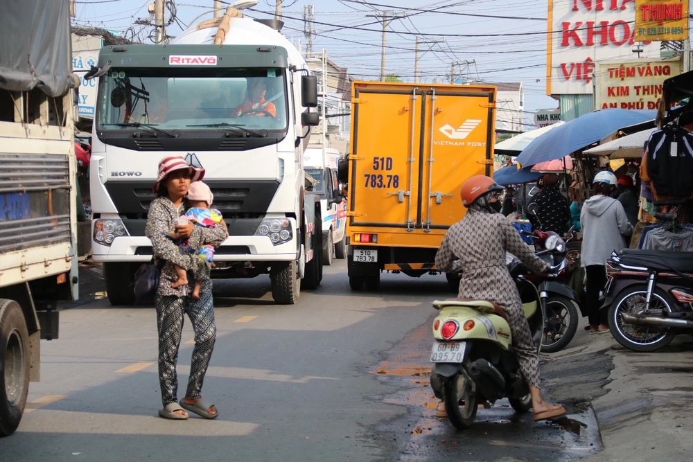 Đường Vườn Lài, quận 12 tại đoạn giao với quốc lộ 1 có mật độ phương tiện lưu thông lớn. đường Vườn Lài
