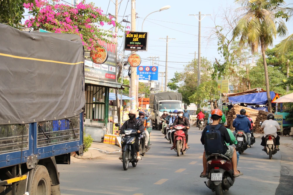 Đường Vườn Lài hiện hữu nhỏ hẹp, nhiều xe tải lưu thông. duong-vuon-lai-8.jpg