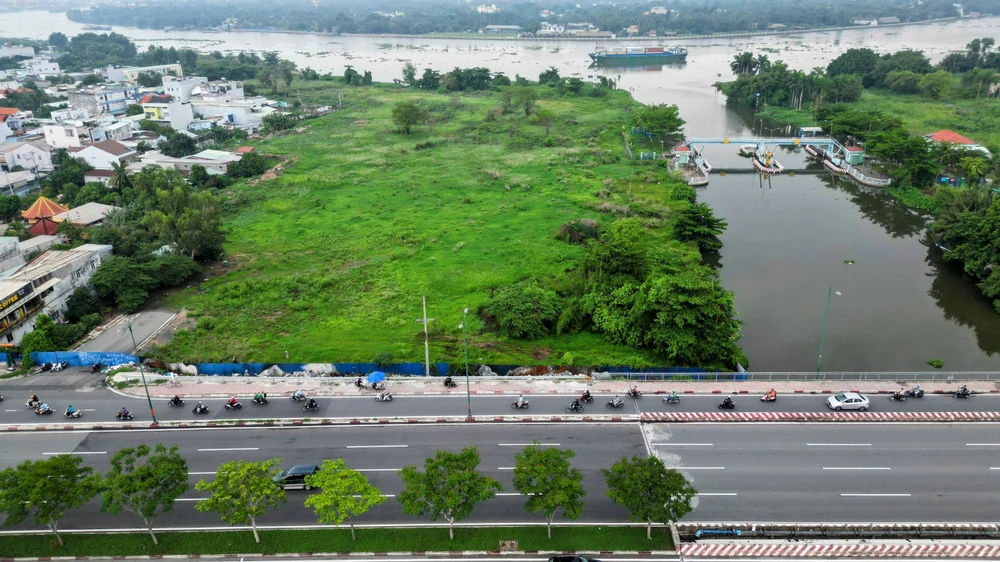 Phường cũng thường xuyên dọn dẹp cỏ, rác. Ảnh: NT cong-vien-nuoc-14.jpg