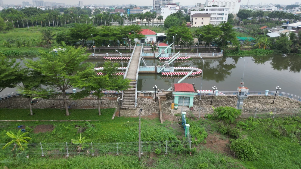 Hiện khu đất vẫn chưa có kế hoạch triển khai dự án. Ảnh: NT cong-vien-nuoc-17.jpg
