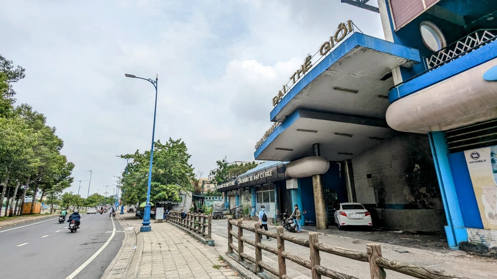 Khu vực bên ngoài lẫn bên trong đều hoang tàn, xuống cấp. Ảnh: NT cong-vien-nuoc-5.jpg