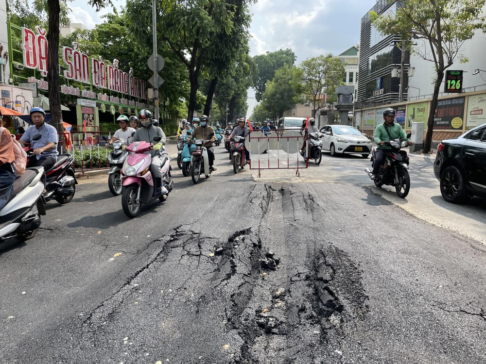 Vết nứt kèm sụt lún trên đường Võ Thị Sáu xuất hiện lúc 7 giờ ngày 19-5. đường Võ Thị Sáu