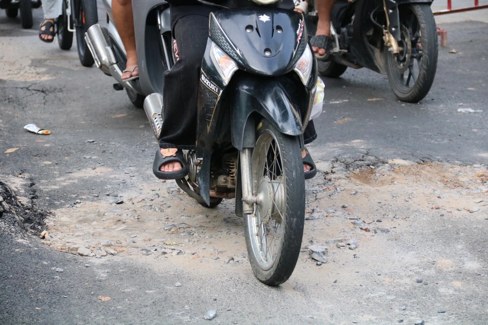 Đơn vị thi công đã lắp đất đá để thuận tiện cho các phương tiện lưu thông. duong-vo-thi-sau-1.jpg