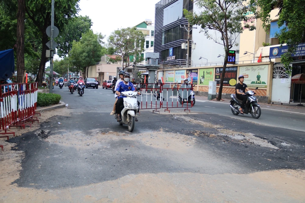 Đến 17 giờ, vết nứt kèm sụt lún được khắc phục tạm thời duong-vo-thi-sau-2.jpg
