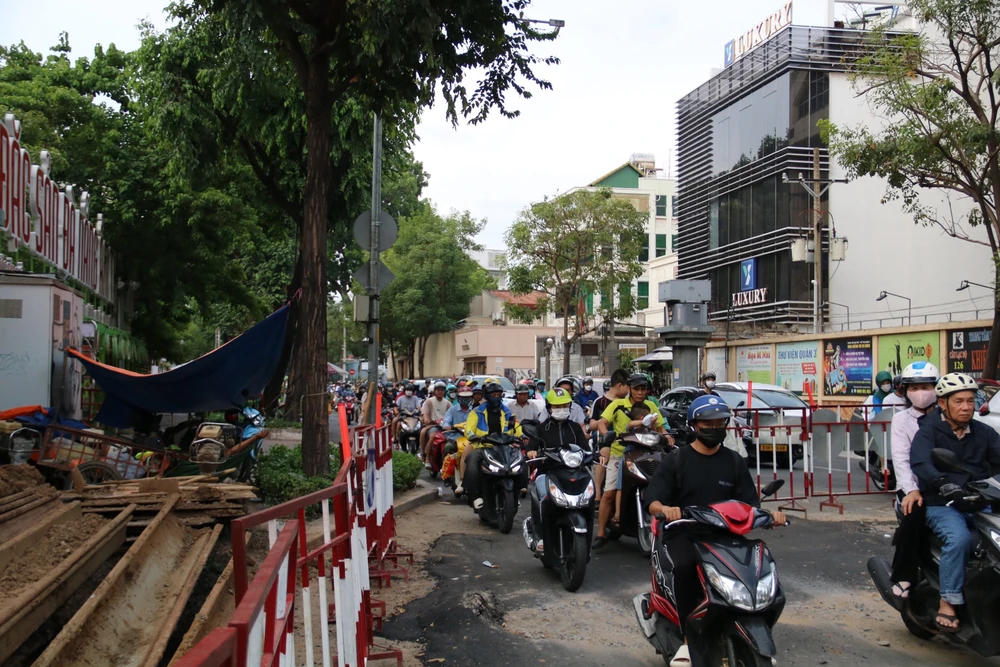Đường Võ Thị Sáu có mật độ phương tiện lưu thông lớn. duong-vo-thi-sau-3.jpg