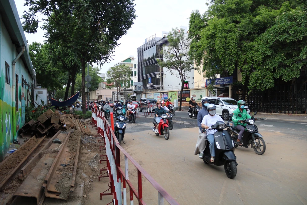 Trước đó, khu vực này được thi công đào đường để chuẩn bị di dời hạ tầng cho tuyến metro số 2. duong-vo-thi-sau-5.jpg