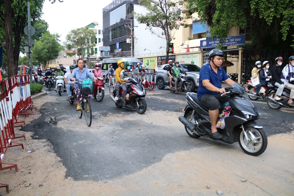 Đơn vị thi công cho biết 20 giờ sẽ tiến hành khắc phục sự cố trên đoạn đường này. duong-vo-thi-sau.jpg