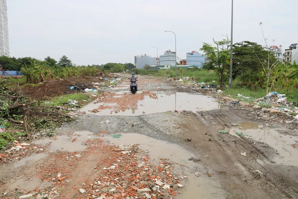 Đường số 3 nằm trong khu tái định cư lởm chởm đất đá. Ảnh: NN khu-tai-dinh-cu-ben-luc-18.jpg