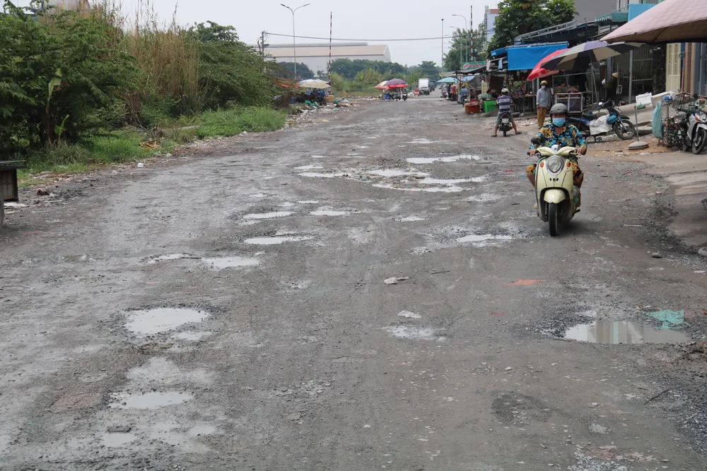 Mặt đường số 1 hư hỏng. Ảnh: NN khu-tai-dinh-cu-ben-luc-4.jpg
