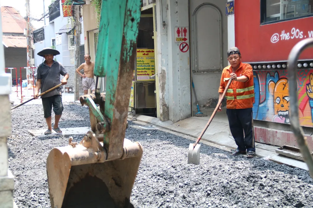 Hẻm đang được thảm nhựa, làm hệ thống thoát nước, vỉa hè. Ảnh: NN tuyen-hem-10.jpg