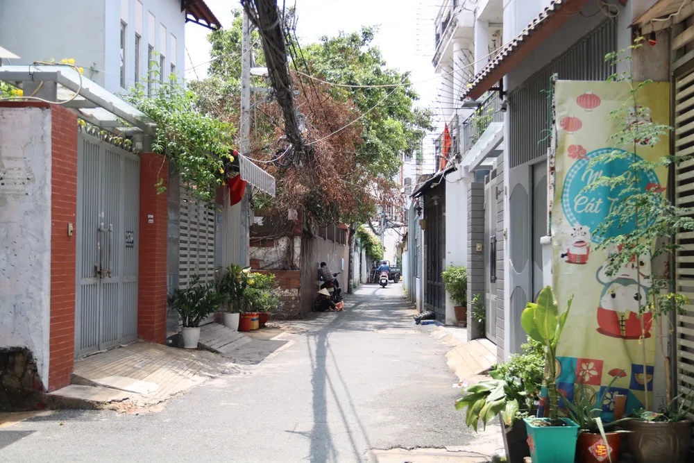 Hẻm 247, Hoàng Hoa Thám sẽ được mở rộng theo phương thức nhân dân tự nguyện hiến đất. Ảnh: NN tuyen-hem-12.jpg