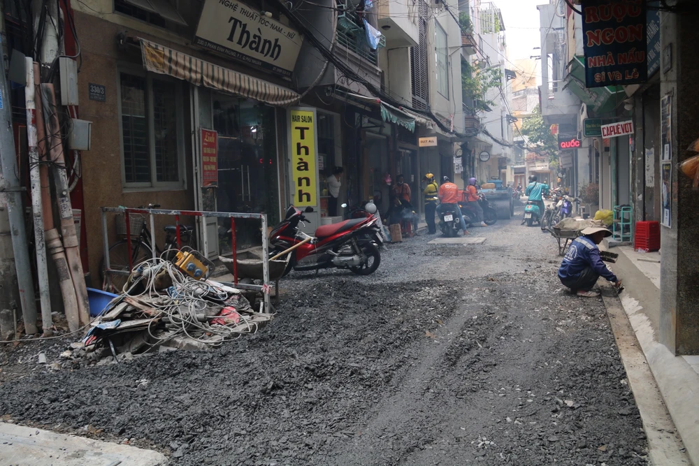 Hẻm 330, Phan Đình Phùng đang được thi công nâng cấp. Ảnh: NN tuyen-hem-2.jpg