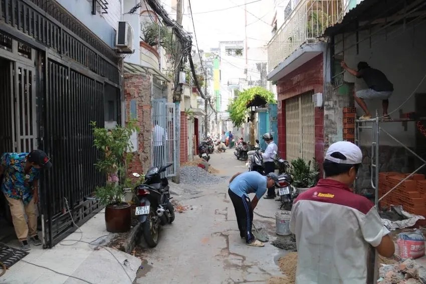 Các hộ dân hiến đất mở rộng tuyến hẻm 142D đường Cô Giang. Ảnh: NN tuyến hẻm